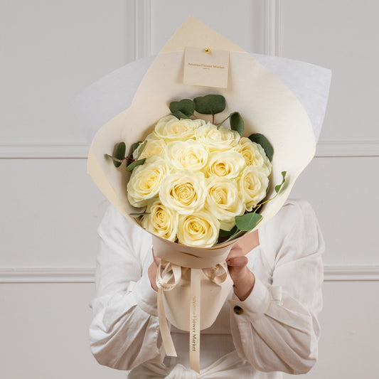 12 White Roses Bouquet